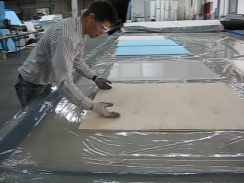 Kasa ve Panelvan fiberglas ctp levha laminasyonlu köpük duvar vakum masasında imalatı video kapağı